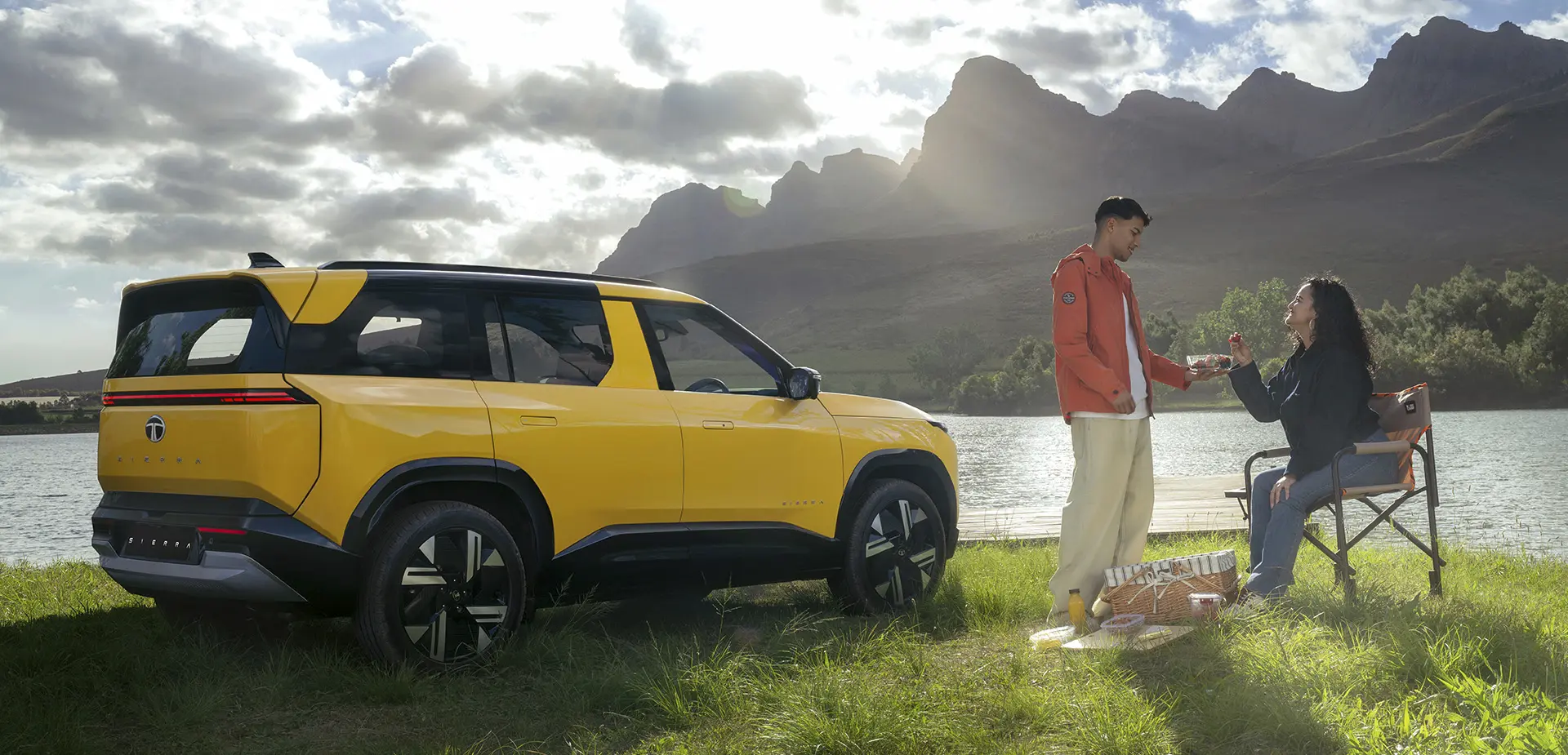 Cuple enjoying Tata Sierra while on trip