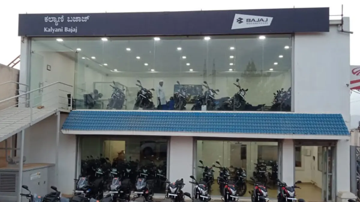 Bajaj Posts 4.53 Lakh Sales in Nov 2025 as CV Exports Boom