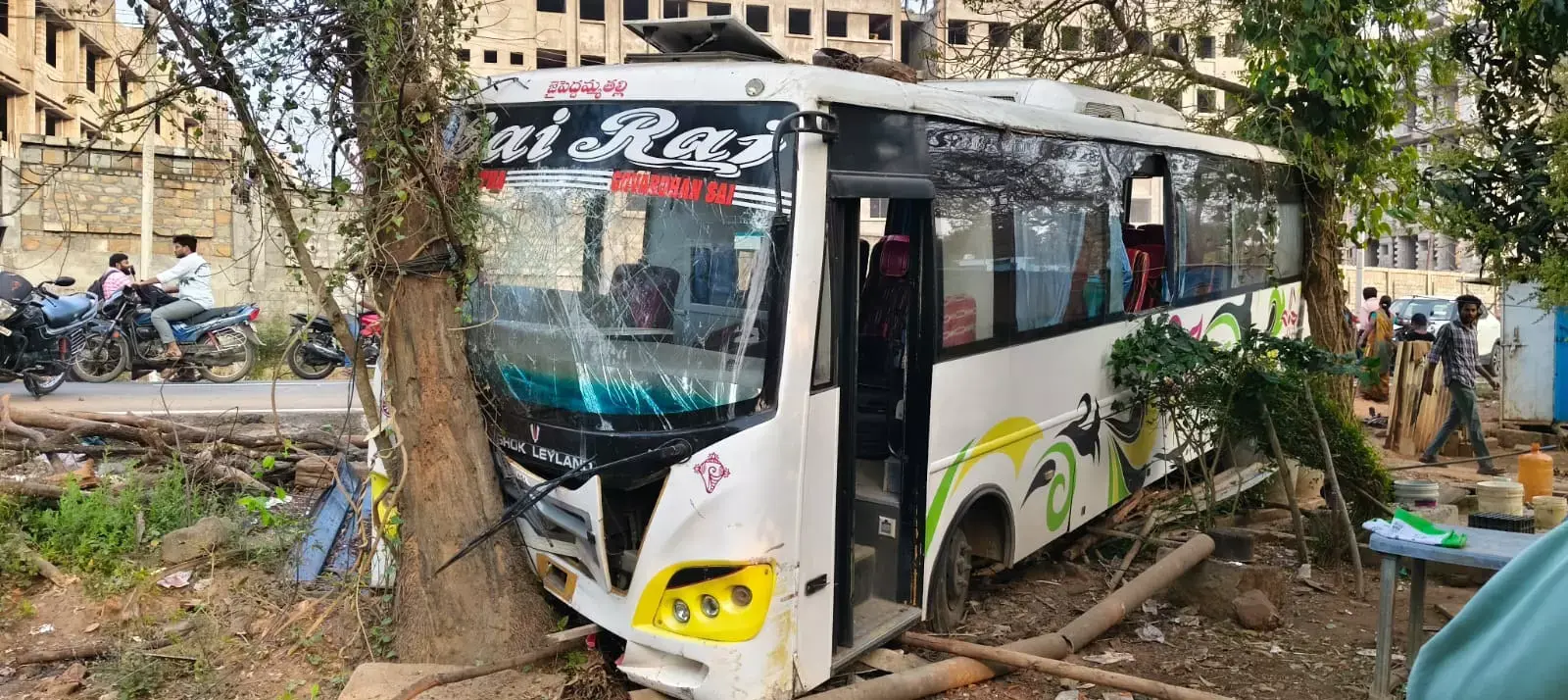 10 Students Injured as College Bus Rams Tree in Telangana